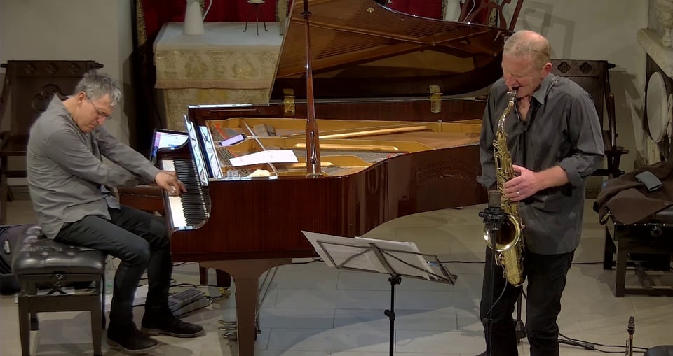 Ein Pianist und ein Saxophon Spieler bei einem Konzert