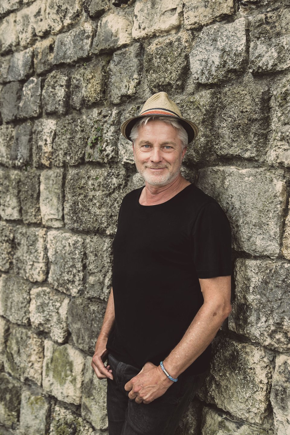 Mann in schwarzem Shirt