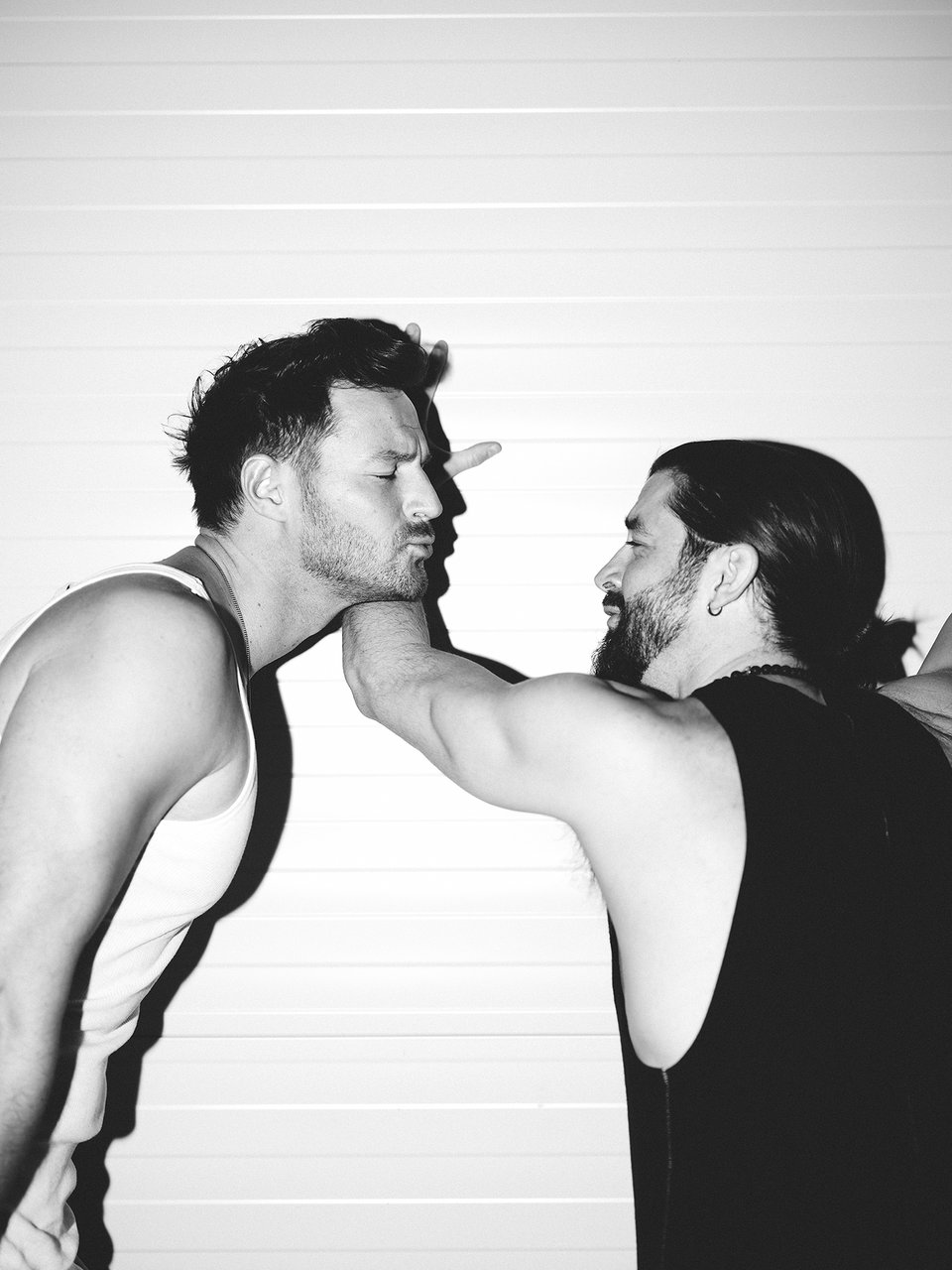 Zwei Männer stehen sich gegenüber und machen lustige Gesichter.