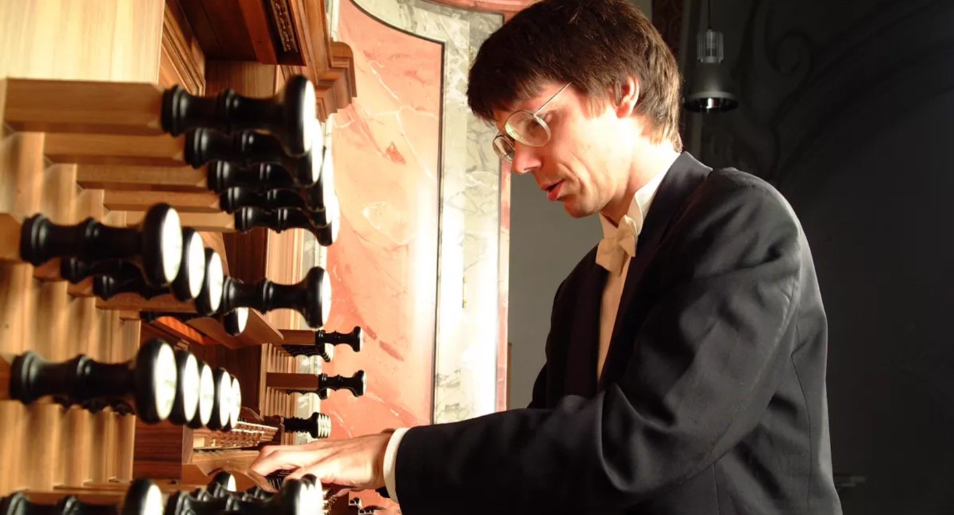 Foto des Künstlers beim Spielen eines Instruments