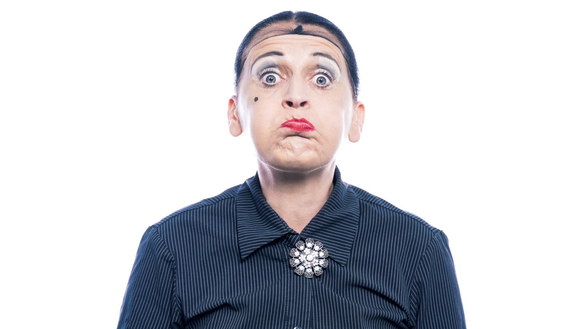 Foto für die Veranstaltung von Carmela de Feo – Froschkönigin mit der Künstlerin vor weißem Hintergrund