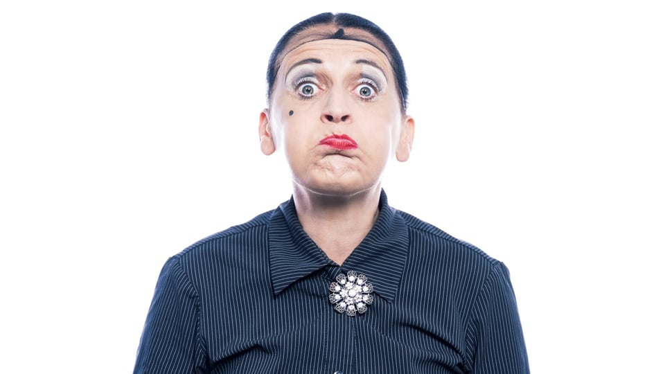 Foto für die Veranstaltung von Carmela de Feo – Froschkönigin mit der Künstlerin vor weißem Hintergrund