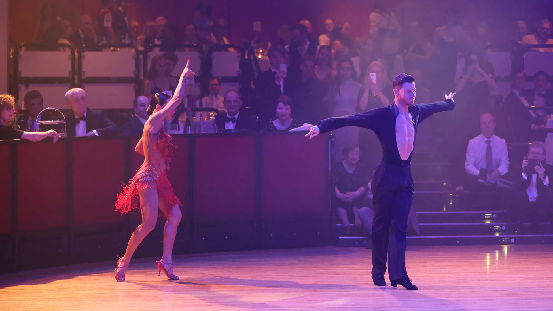 Ein Foto für das Event Bal Classique 2026, mit einem tanzenden Paar und dem Publikum im Hintergrund.