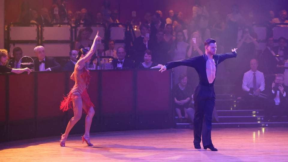 Ein Foto für das Event Bal Classique 2026, mit einem tanzenden Paar und dem Publikum im Hintergrund.