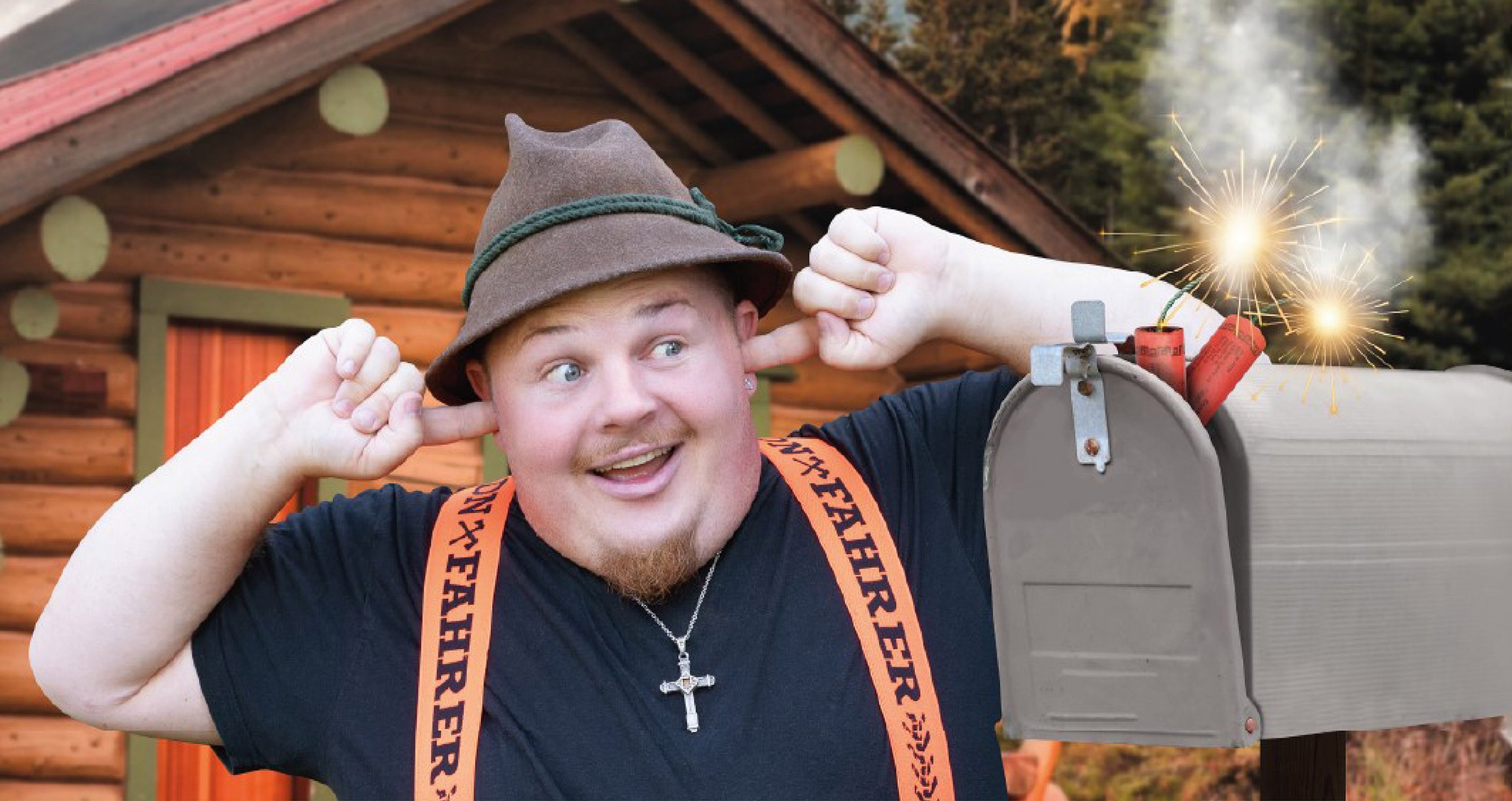 Foto des Künstlers mit einem bayerischen Hut und einer Holzhütte im Hintergrund.