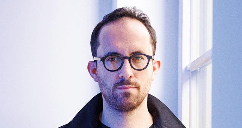 Igor Levit vor hellem Hintergrund fotografiert ind Portrait Perspektive
