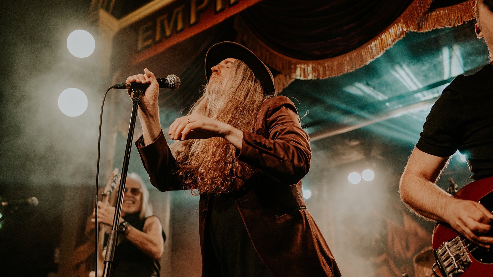 Live Foto der Band auf der Bühne