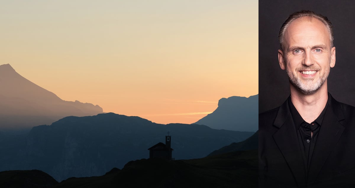 Auf der linken Seite ist ein Sonnenuntergang im Bergland zu sehen und auf der rechten Seite ein Mann in schwarzem Hemd