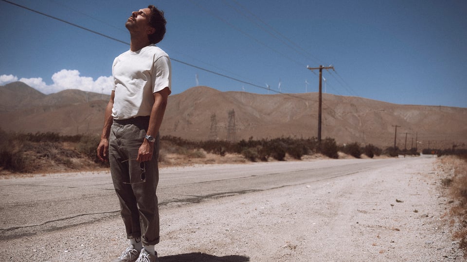 Foto für das Event ‚MAX GIESINGER – GLÜCK AUF DEN STRASSEN OPEN AIRS 2026‘, mit dem Künstler und einem Wüstenlandschaft-Hintergrund.