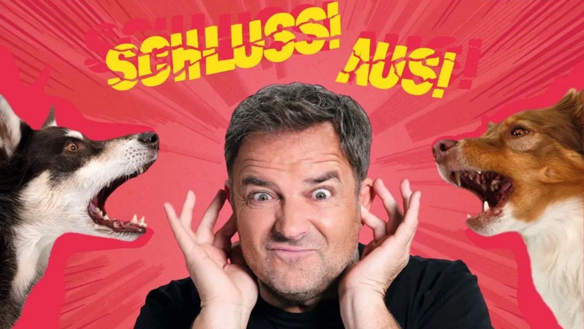 Foto von Martin Rütter, wie er sich die Ohren zuhält, während zwei Hunde an den Seiten bellen, vor rotem Hintergrund