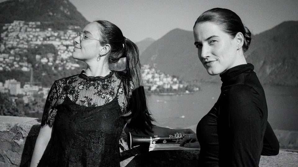 Schwarzweißfoto für die Veranstaltung „FACETTEN – Duo Berenike Brusis & Gil Schalev“ mit beiden Künstlerinnen.