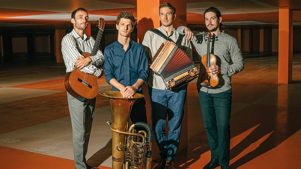 Foto für das Event „Maxjoseph [NAU]“ mit der Gruppe und einigen Instrumenten in den Händen