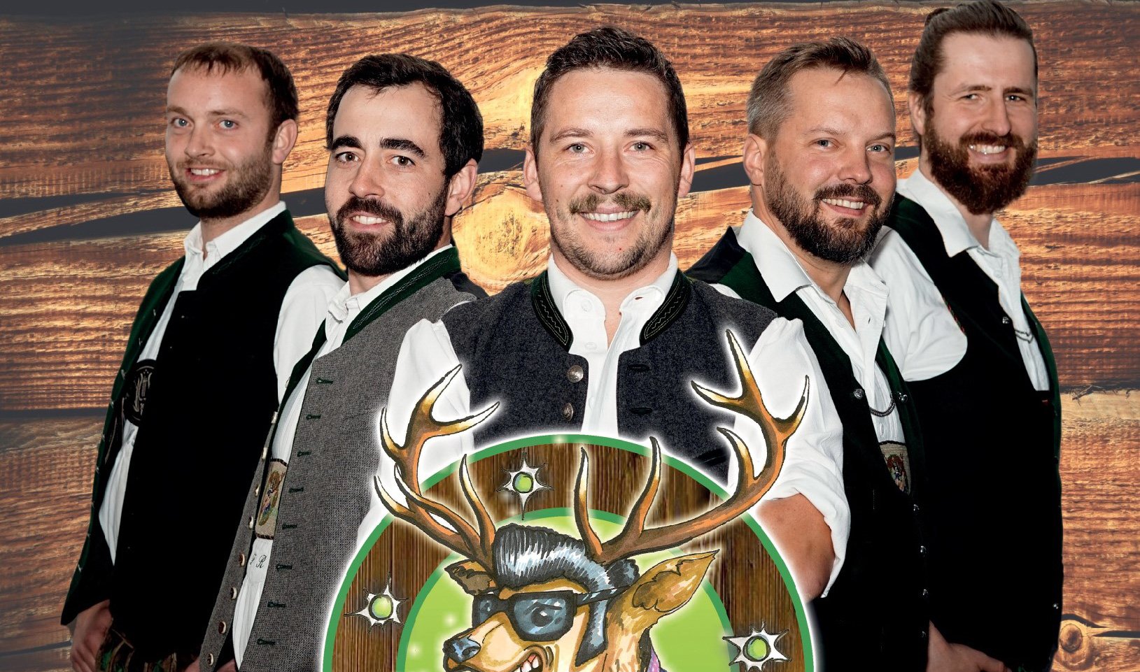 Die Band mit ihrem Logo in der Hand vor einer Holz Wand
