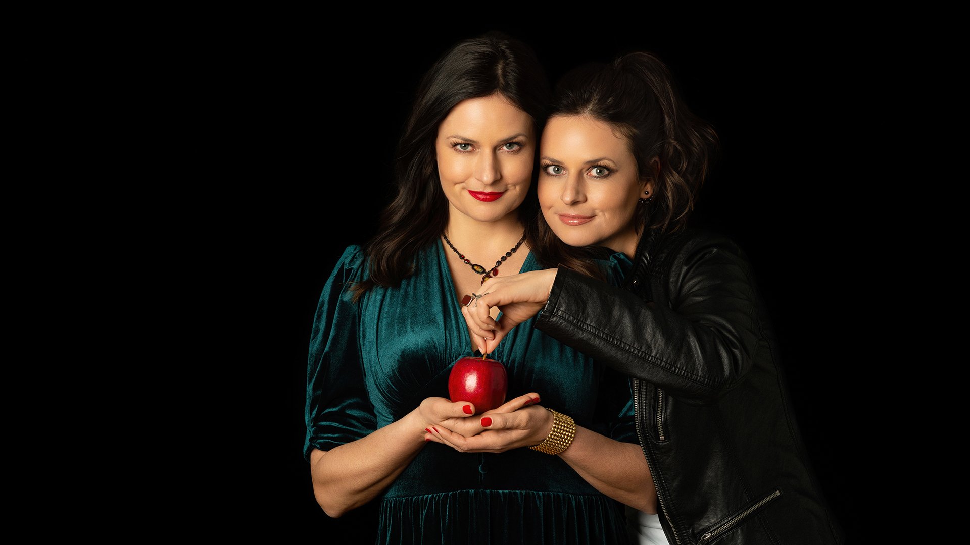 Zwei damen mit einem roten Apfel