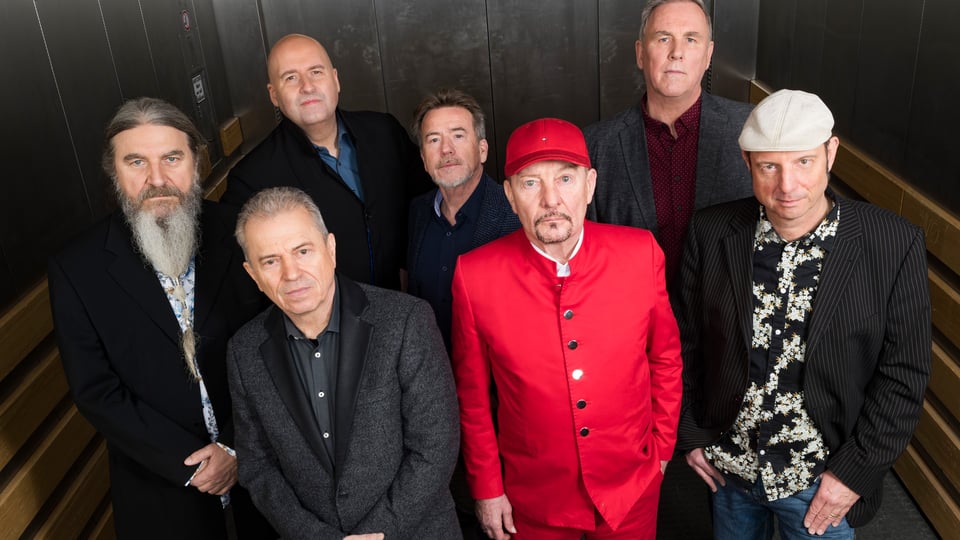 Spider Murphy Gang stehen alle nebeneinander in einem dunkelnen Aufzug