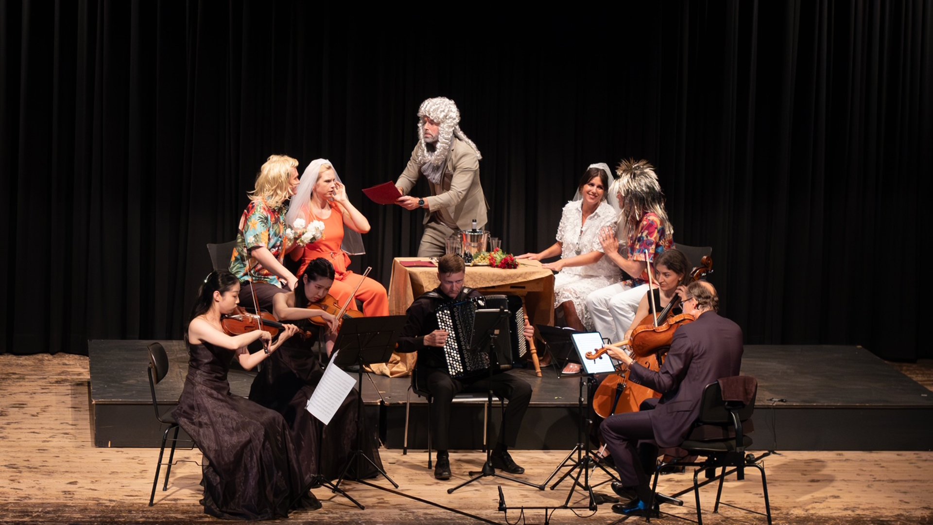 Ein Ensemble mit Musikern und Instrumenten auf einer Bühne