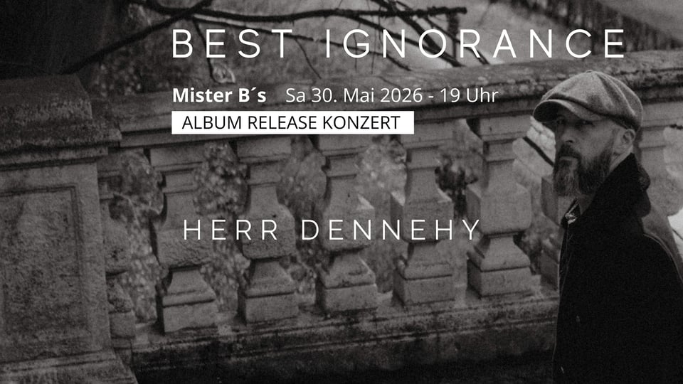 Event‑Visual zum Album‑Release‑Konzert „BEST IGNORANCE“ von Herr Dennehy: Schwarz‑weißes Motiv mit einer Person im Mantel und Mütze, stehend vor einer steinernen Balustrade im Außenbereich. Über dem Bild stehen die Texte „BEST IGNORANCE“, „Herr Dennehy“, „Album Release Konzert“ sowie „Mister B’s – Sa. 30. Mai 2026 – 19 Uhr“. Ruhige, atmosphärische Gestaltung als Konzert‑ und Promotionmotiv.