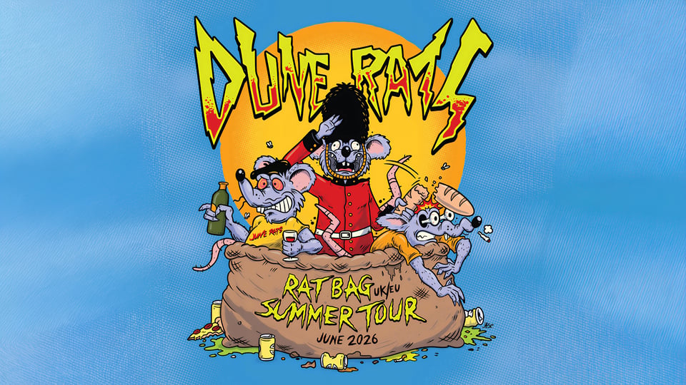 Buntes Comic‑Plakat „Dune Rats – Ratbag Summer Tour 2026“ mit drei gezeichneten Rattenfiguren vor gelbem Sonnenhintergrund.