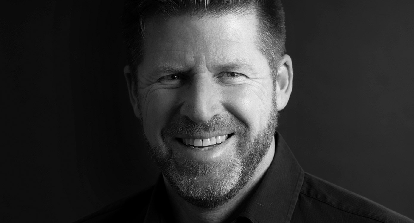 Schwarz-weiss Portrait von Mann mit Bart