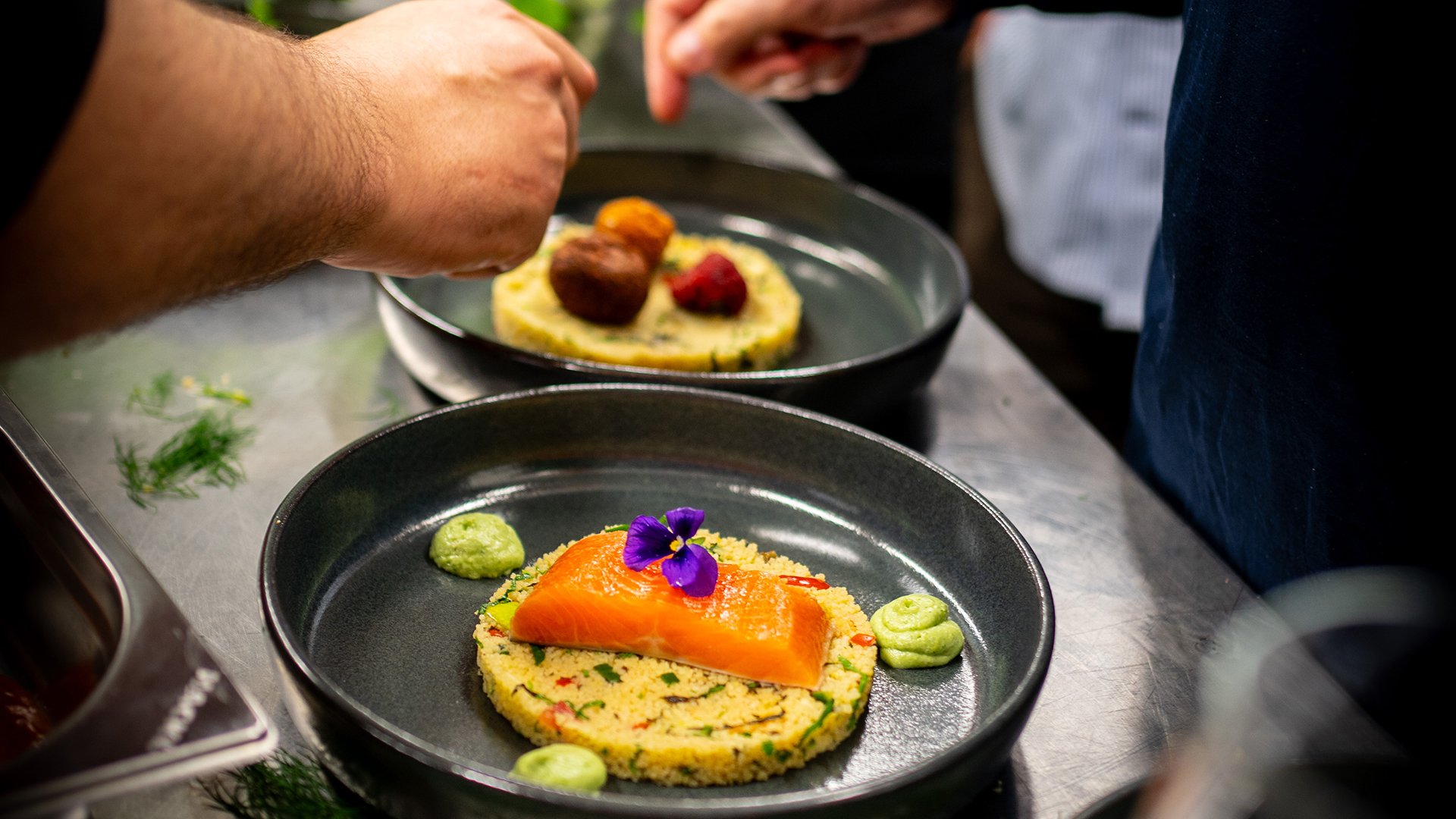 Zwei Gerichte in Pfannen