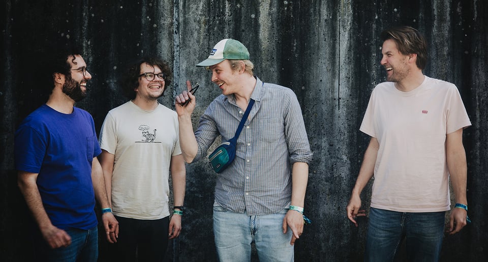 Ein Foto der Gruppe, einer von ihnen mit einer Mütze.