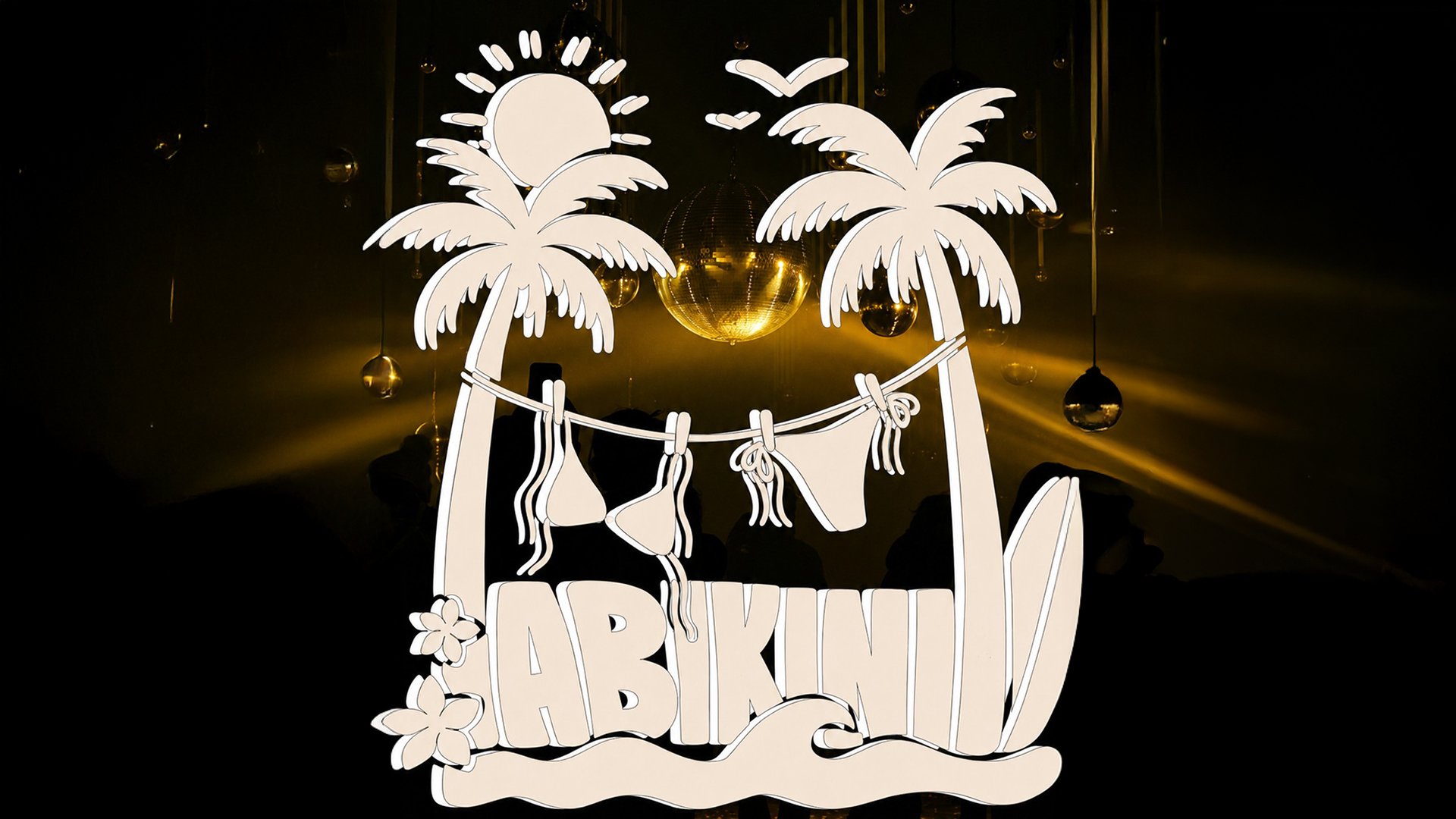 Abikini-Schriftzug mit Palmen, Sonne und Bikini-Teilen vor dunklem Hintergrund mit Disco-Kugel und Lichtstrahlen