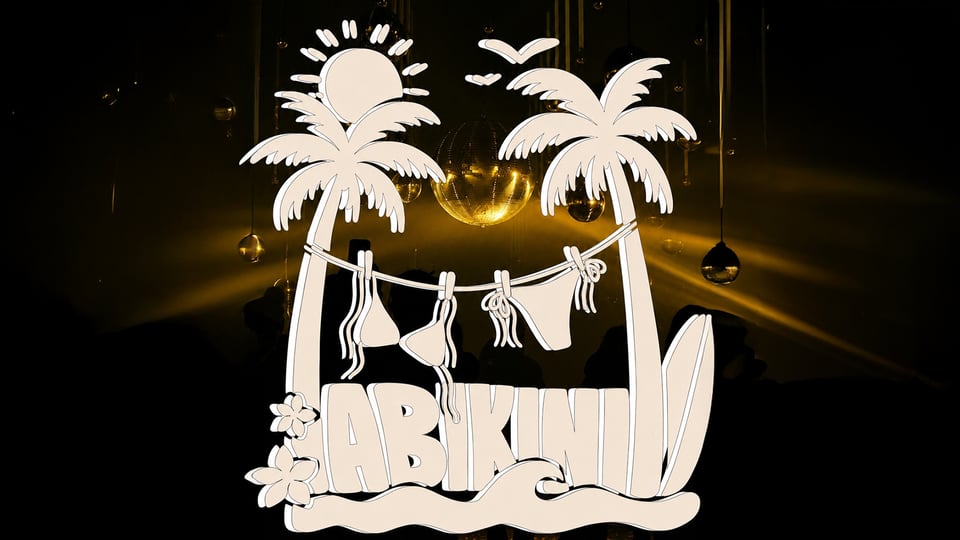 Abikini-Schriftzug mit Palmen, Sonne und Bikini-Teilen vor dunklem Hintergrund mit Disco-Kugel und Lichtstrahlen