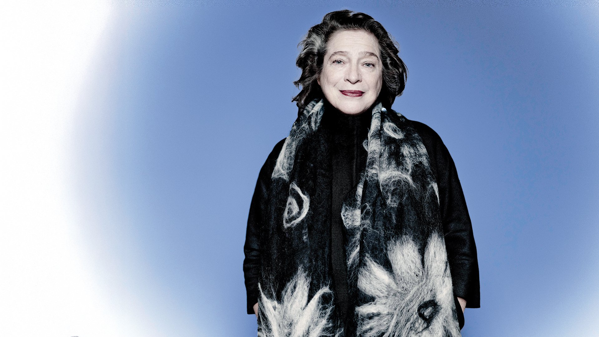 Foto für das Eröffnungskonzert – Elisabeth Leonskaja, die Künstlerin in schwarzer Kleidung vor blauem Hintergrund