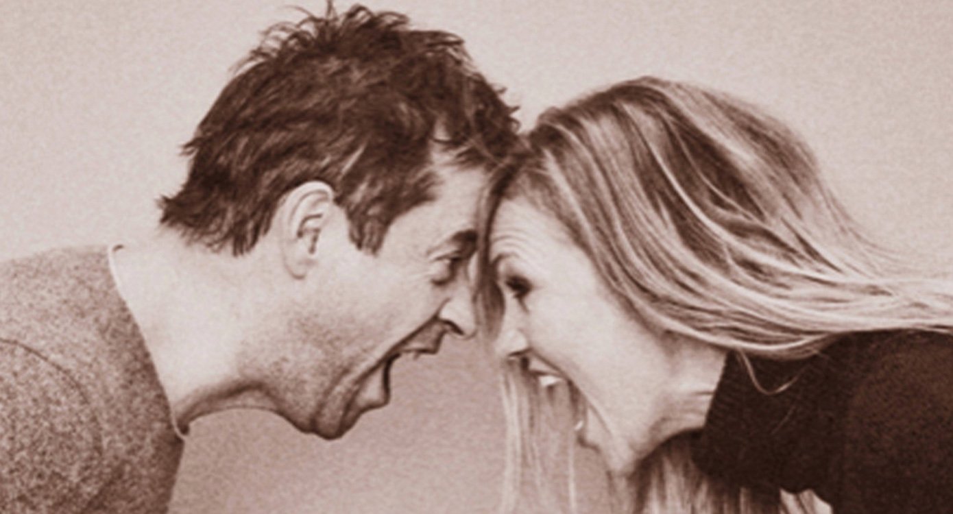 EIne Dame und ein Herr, Stirn an Stirn, in sepia