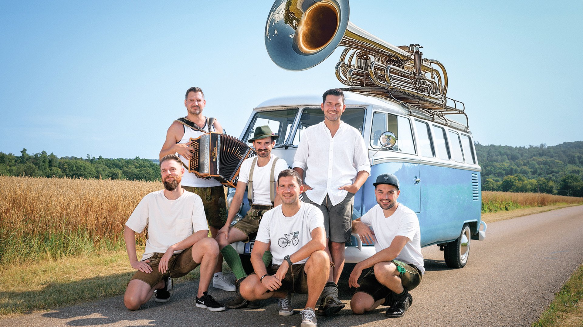 Foto für das Event „DeSchoWieda: Unplugged“ mit einem Van und der Band