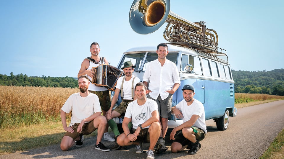 Foto für das Event „DeSchoWieda: Unplugged“ mit einem Van und der Band