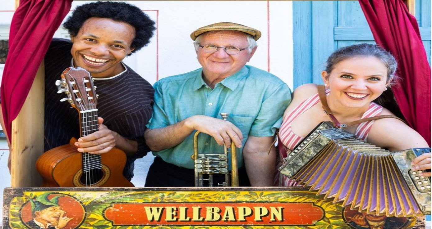 Drei Personen mit Instrument 
