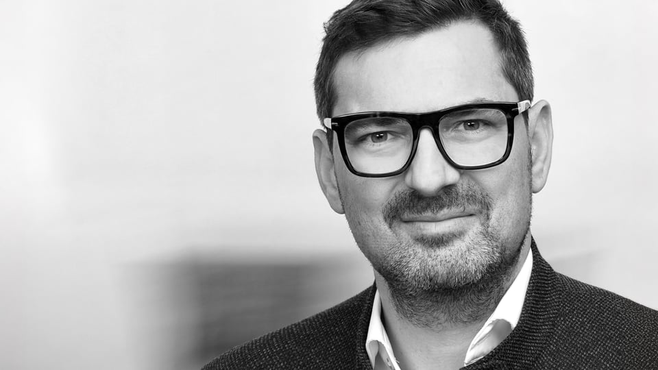 Schwarzweiß-Foto des Künstlers für die Veranstaltung ‚Licht, Schatten und die Töne dazwischen: Sándor Márai