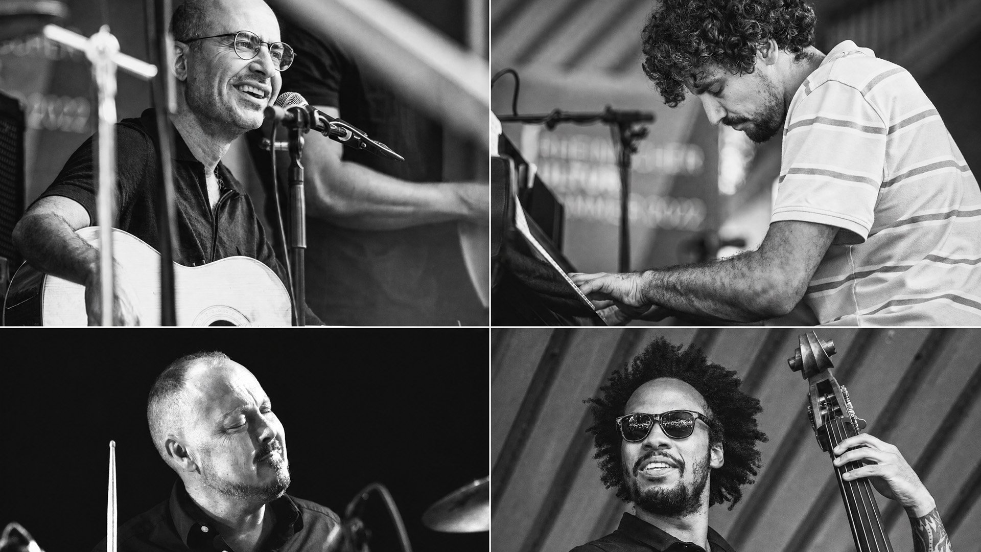 Schwarz-weiße Collage aus vier Fotografien von Musikerinnen und Musikern während eines Live-Auftritts. Oben links sitzt eine Person mit Akustikgitarre vor einem Mikrofon, oben rechts spielt eine Person an einem Klavier. Unten links ist eine Person am Schlagzeug zu sehen, unten rechts eine Person mit Kontrabass. Die Aufnahmen zeigen verschiedene Instrumente und Performance-Situationen und vermitteln den Eindruck eines Jazz- oder Weltmusikensembles auf der Bühne.
