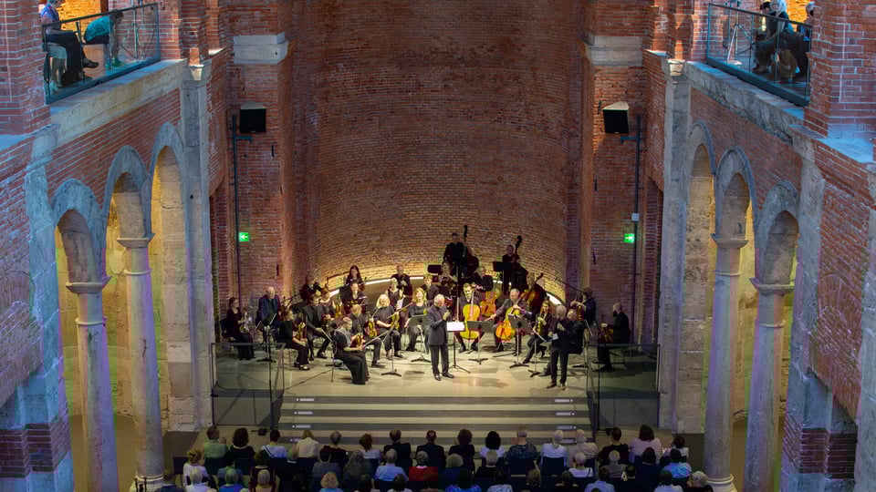 Bild vom Inneren einer Kirche mit Orchester 