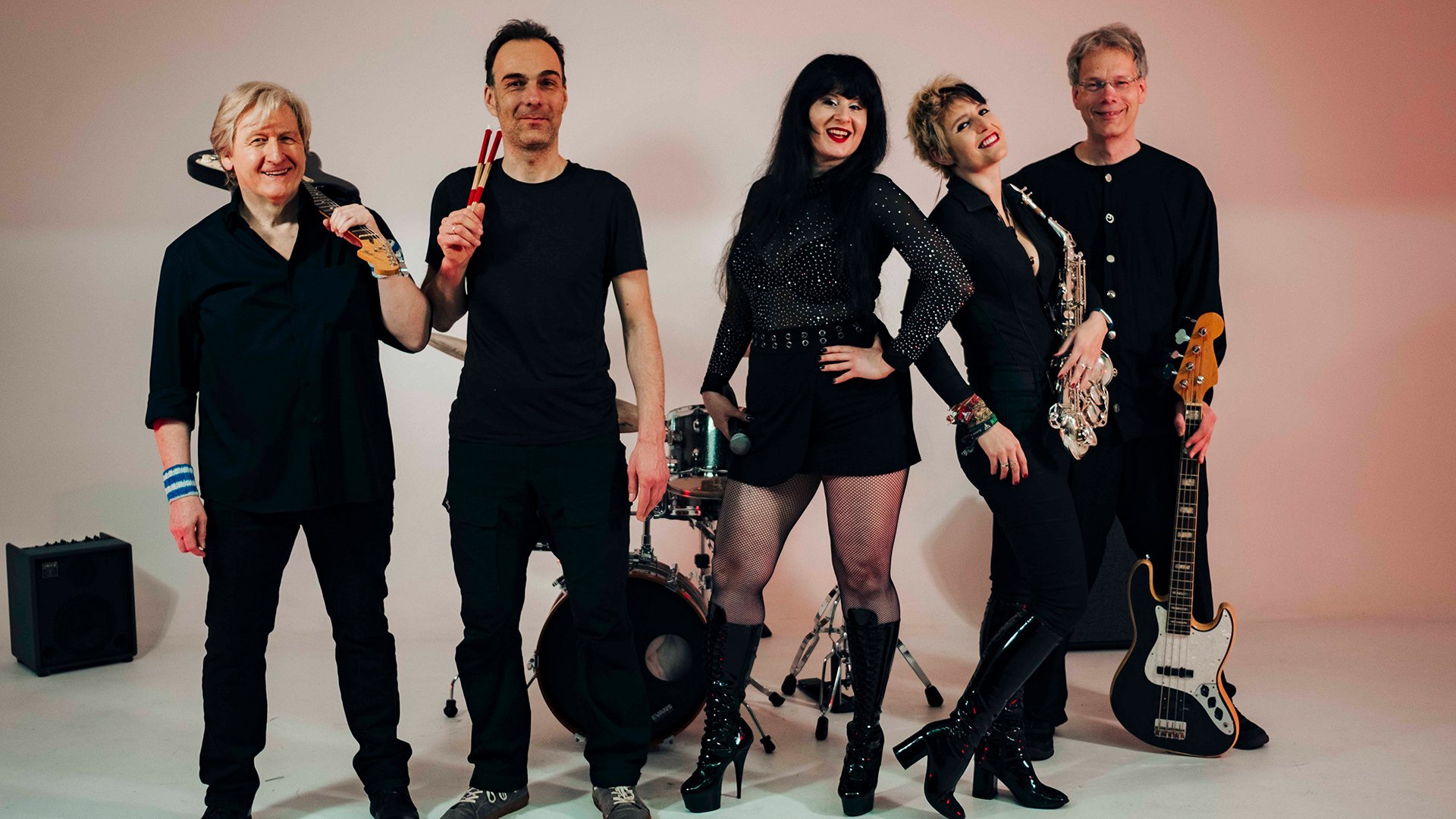 Bild der schwarz gekleidetetn fünfköpfigen Gruppe mit Instrumenten