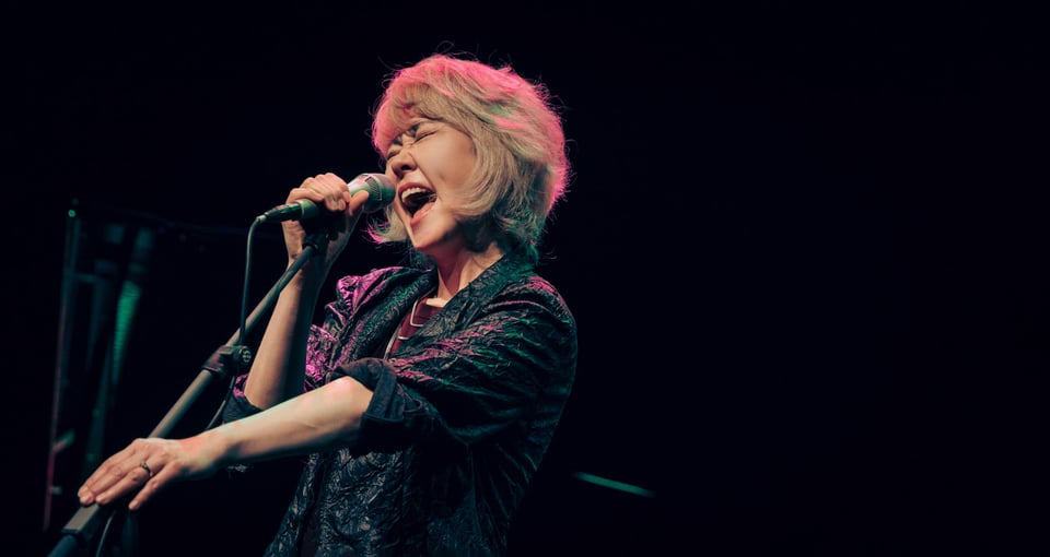 Youn Sun Nah singt auf der Bühne in ein Mikro