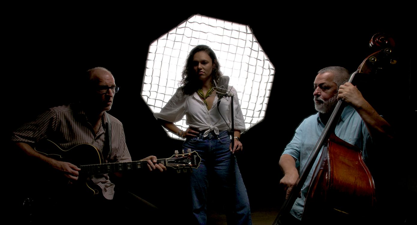 Foto für die Veranstaltung Eva Moreno Trio mit der Künstlerin und ihren zwei Musikern vor schwarzem Hintergrund