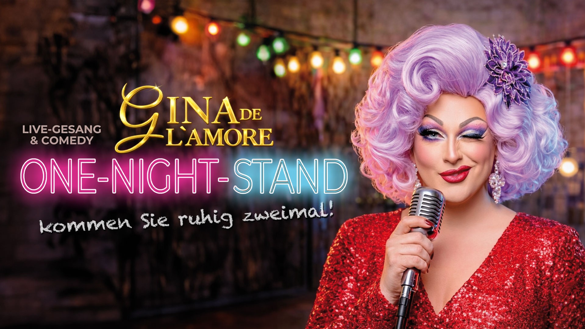 Person im roten Glitzerkleid und lila Perücke vor bunten Lichterketten (Gelb, Grün, Rot), goldener Schrift Gina de L’Amore und Neontext One‑Night‑Stand in Pink und Blau