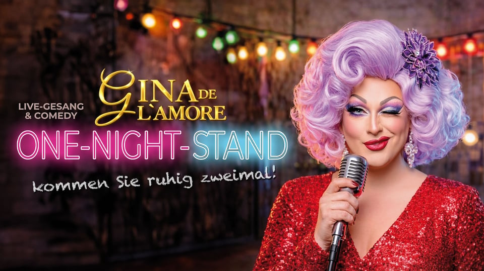 Person im roten Glitzerkleid und lila Perücke vor bunten Lichterketten (Gelb, Grün, Rot), goldener Schrift Gina de L’Amore und Neontext One‑Night‑Stand in Pink und Blau