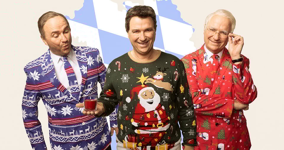 ein Bild mit drei Männern in Weihnachtspyjamas