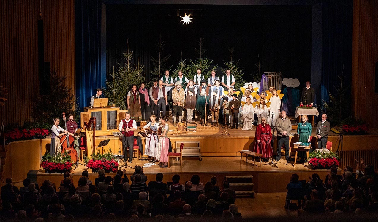 Foto eines Weihnachtschors auf einer Bühne