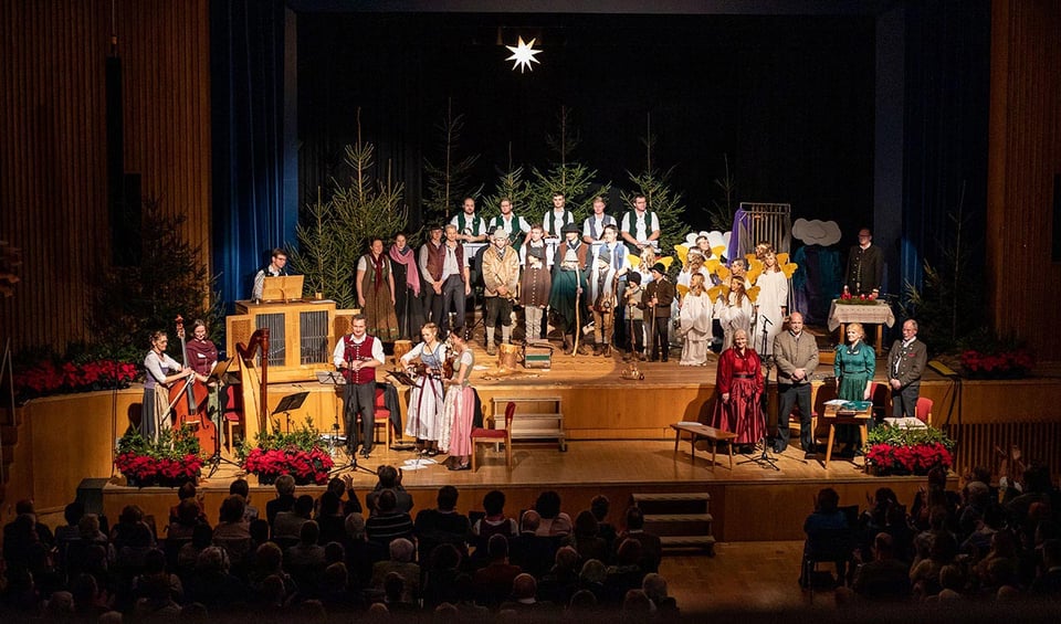 Foto eines Weihnachtschors auf einer Bühne