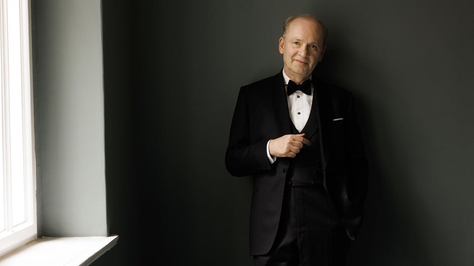 Foto für die Veranstaltung von Ferdinand von Schirach mit dem Künstler vor dunklem Hintergrund