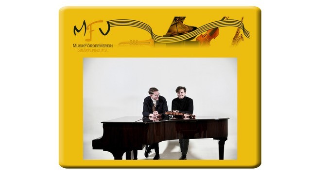 Eine Grafik mit weißem und gelbem Rahmen, darin ein Foto der beiden Künstler an einem Konzertflügel stehend