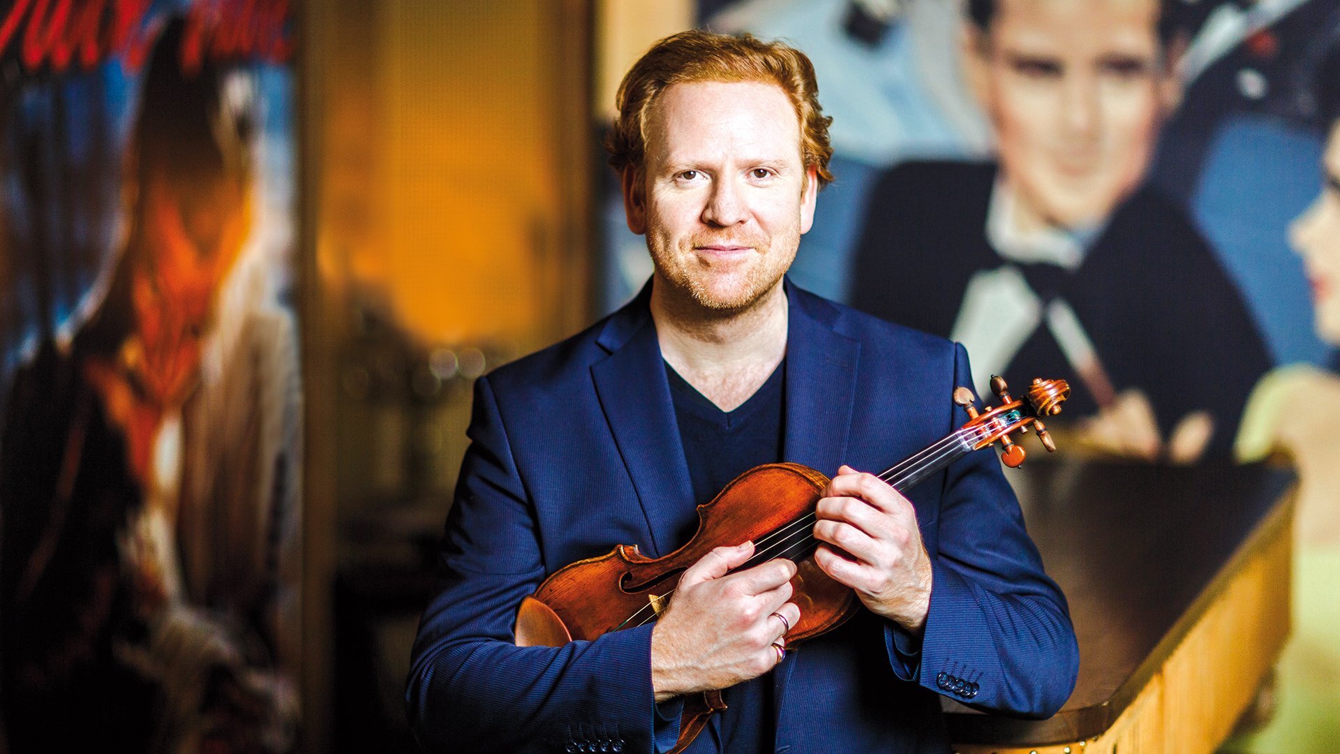 Foto für die Veranstaltung ‚Abschlussmatinee‘ – der Künstler Daniel Hope mit einem Streichinstrument