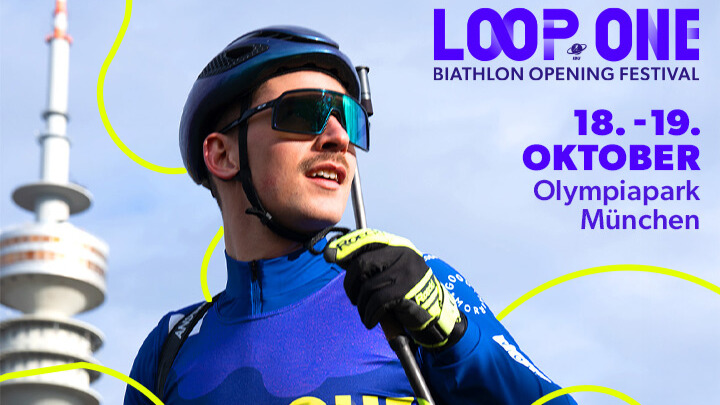 Person mit sportlichem Outfit, Sonnenbrille und Helm steht vor Olympiaturm