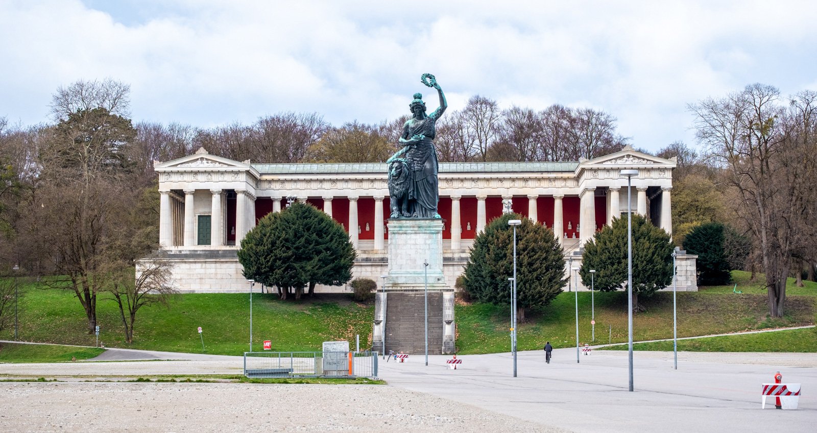 Theresienwiese mit Blick auf die Statue