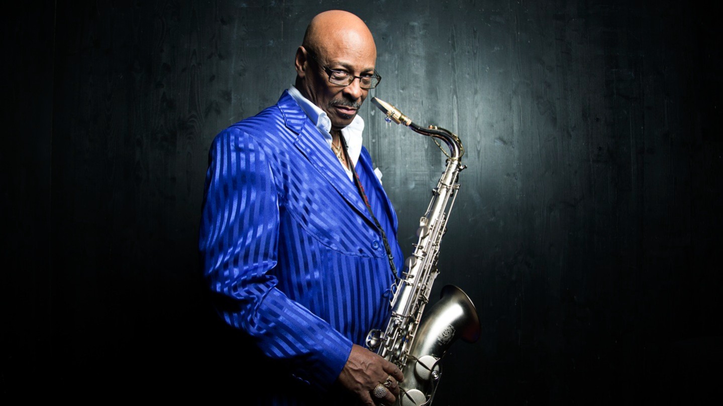 Der Künstler Sir Waldo Weathers in blauem Anzug mit Saxophon