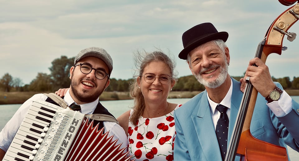 Die Schlagergang – zwei Männer und eine Frau, gemeinsam mit ihren Instrumenten.